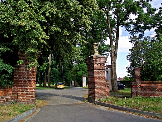 Brzeg Dolny - wejcie do parku miejskiego - widok na Drog krzyow